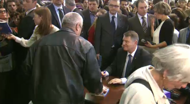 Iohannis a dat peste 2.000 de autografe la lansarea cărții sale (video)
