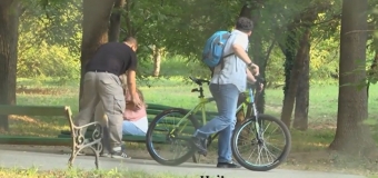 VIDEO// O femeie însărcinată este agresată în plină stradă – vezi reacţia trecătorilor!
