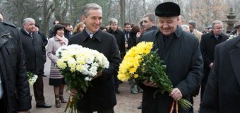Șeful statului a depus flori la bustul lui Mihai Eminescu (foto)