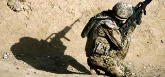 Putin moare de râs. Soldaţii NATO s-au antrenat cu cozi de mături în loc de mitraliere