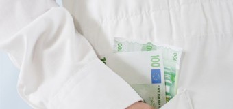 Un medic de la Institutul Oncologic din Chişinău ar fi primit 300 de euro pentru efectuarea unei intervenţii