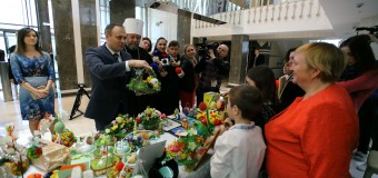 Expoziție caritabilă la Parlament pentru susținerea copiilor orfani (foto)