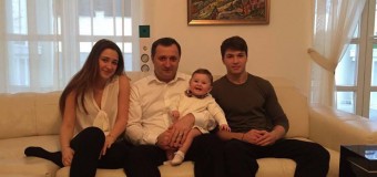 Fotografie în premieră: Vlad Filat și cei trei copii ai săi!