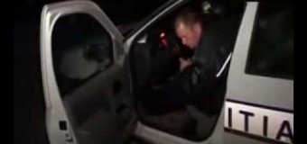  Un polițist „mort de beat” la volanul mașinii de serviciu (VIDEO)