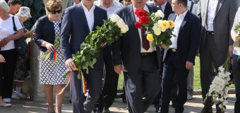 Vlad Filat a depus flori la Piatra comemorativă din scuarul Gării Feroviare