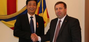 Ambasadorul Republicii Populare Chineze, decorat cu Cruce „Pentru merit”, la final de mandat