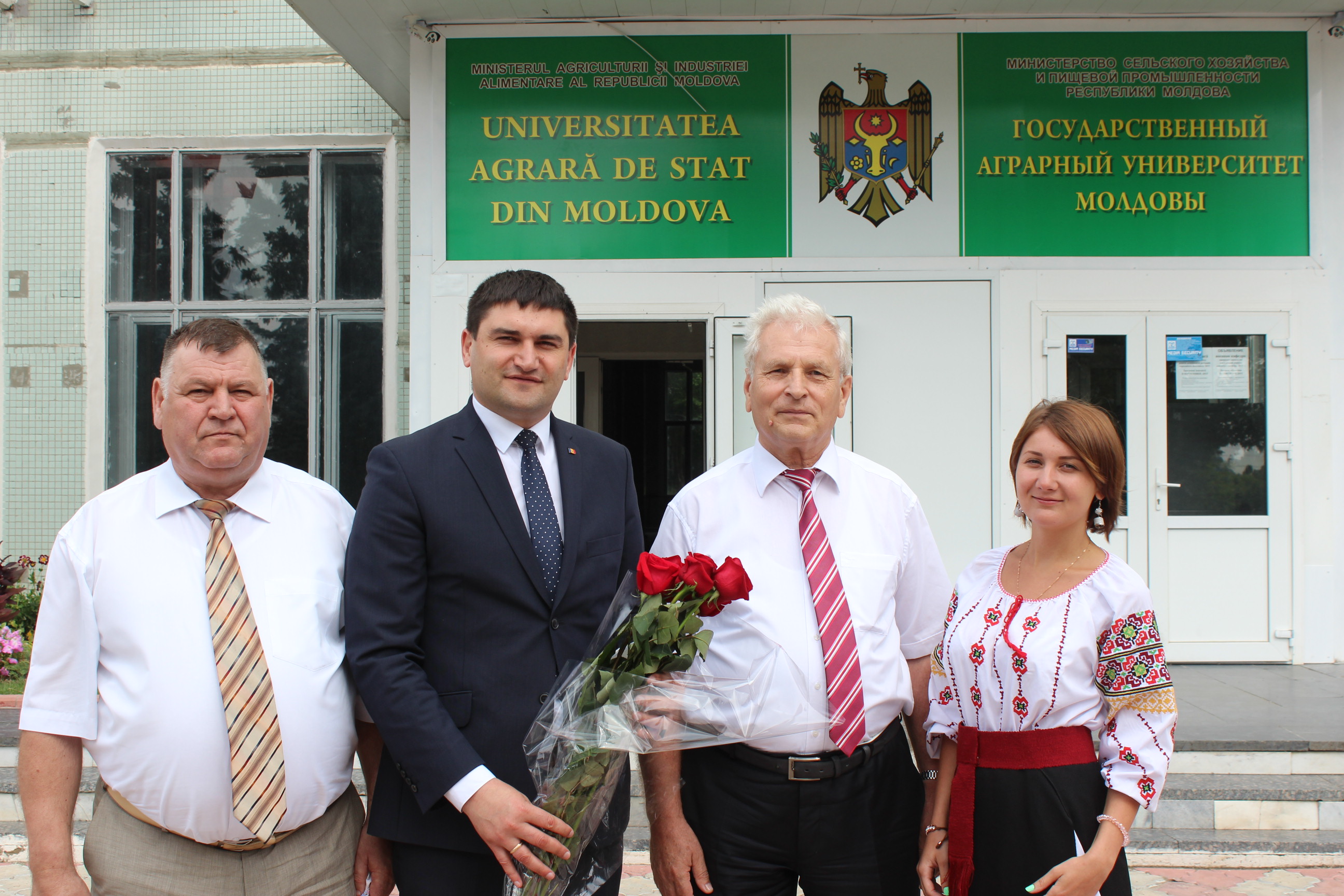 Ministrul Ion Sula a înmînat diplome de absolvire a Facultăţii de Medicină Veterinară a UASM
