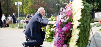 Politicienii au depus flori de Ziua Independenței la monumentul lui Ștefan cel Mare