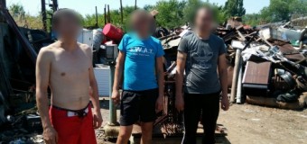 Trei bărbați, reținuți în timp ce furau metal de la o companie din capitală