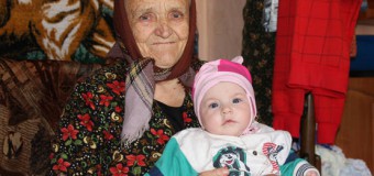 Mama la 84 de ani: „Atâta îmi doresc să fim sănătoase, să o creştem şi să o avem alinare la bătrâneţe”