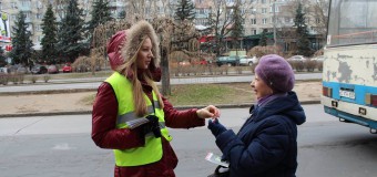 Reflectorizante, broșuri și bomboane în loc de amendă pentru pietonii care traversează strada neregulamentar