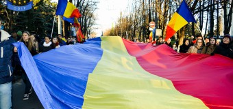 Un tricolor de 102 metri a fost întins astăzi în centrul Chișinăului: „Suntem siguri că reîntregirea celor două maluri de Prut este aproape”