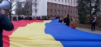 Flashmob spontan al unioniștilor: Tricolor imens şi pancarte cu mesajul „Unirea – Ideal Naţional”