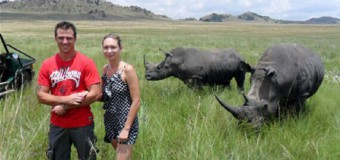S-au pozat lângă doi rinoceri. Scena îngrozitoare care a urmat după această fotografie