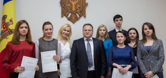 Mai mulți funcționari publici debutanţi ai Cancelariei de Stat au depus jurământul de credinţă