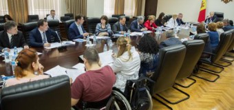 Dificultăţile cu care se confruntă persoanele cu dizabilităţi în RM, discutate în ședință