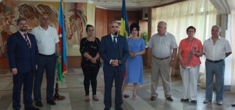 Expoziție de tablouri pe sticlă – inaugurată cu ocazia Zilei Naţionale a Azerbaidjanului (foto)