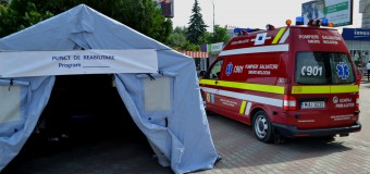 Sute de moldoveni vin să se adăpostească de soare și să bea apă în corturile instalate de salvatori