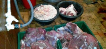 Sute de kilograme de carne şi mezeluri, fără acte, au fost confiscate de poliţişti