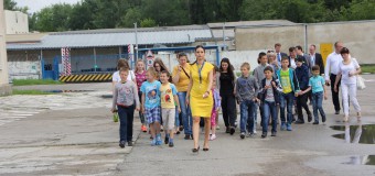 Mai mulți copii, însoțiți de ministrul Transporturilor, au aflat istoria aviației moldovenești (foto)