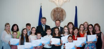 Învingătorii unui concurs de desene organizat de Parlament își vor petrece vacanța la mare în România