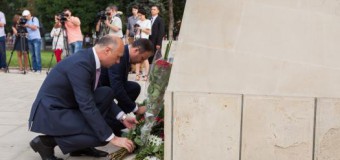 Pavel Filip a depus flori la monumentul “Trenul Durerii” din scuarul Gării Feroviare