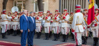 Prim-ministrul României, întâmpinat cu onoruri militare de către Premierul Pavel Filip (FOTO)