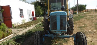 Conducea în stare de ebrietate un tractor, cu remorca furată. Vezi ce a urmat după ce a fost reținut de autorități!