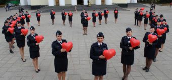 Angajații Poliției s-au poziționat sub formă de inimă și au lansat în cer baloane roșii (foto)