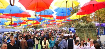 Aproximativ 20 de mii de oameni au ales să petreacă „Ziua Vinului” în Piața “Vasile Lupu” din Orhei. Vezi cum sărbătoresc