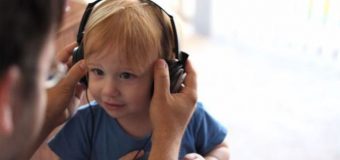 Incredibil! Reacția unui copil de 2 ani care ascultă pentru prima dată Sonata Lunii a lui Beethoven – VIDEO