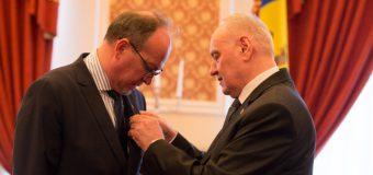 Ambasadorul României la Chișinău – decorat de Președintele Nicolae Timofti