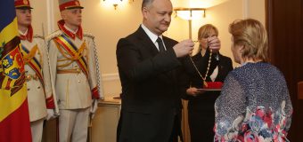 Președintele Dodon a oferit distincții de stat unor mame cu mulți copii