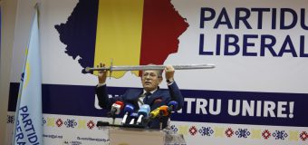 VIDEO // Mihai Ghimpu l-a avertizat pe Dodon cu sabia lui Ștefan cel Mare: „O să ajungi să o pupi”