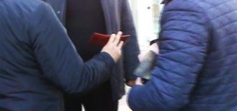 Avocat din Chișinău, reținut în timp ce primea 1500 de euro mită (Video)