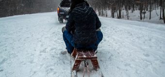 Pregătiți-vă săniuțele! Cod Portocaliu de ninsori puternice, viscol și troiene!