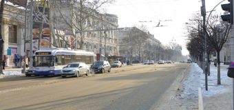 Circulația rutieră pe străzile municipiului Chișinău se desfășoară în condiții de iarnă (Foto)