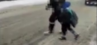 Eroii sunt printre noi! Copil rătăcit – găsit și condus acasă de inspectorii de patrulare (Video)