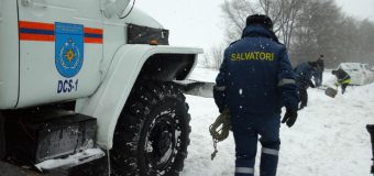 Peste o sută de persoane – salvate de pompieri, din nămeți (video)