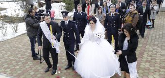 Nuntă deosebită la Cahul! Mirele și mireasa au spus ”DA” în fața altarului îmbracați în uniforma de serviciu!