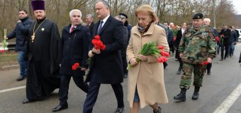 Igor Dodon, Zinaida Grecianîi și reprezentanții Partidului Socialiștilor au depus flori la podul de la Vadul-lui-Vodă (foto)