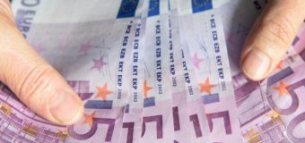 Un bătrân a găsit un rucsac cu 13.700 de euro în el. Ce a făcut după aceea întrece orice imaginaţie