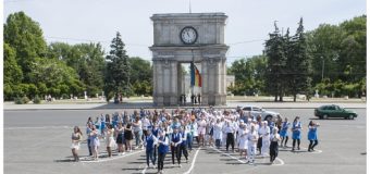 Elevii din învățământul profesional tehnic au dansat și au creat „o mână a profesiilor” în centrul capitalei