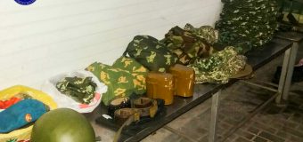 Un lot de uniforme şi accesorii militare, fără acte de provenienţă, ridicat la frontiera moldo-română