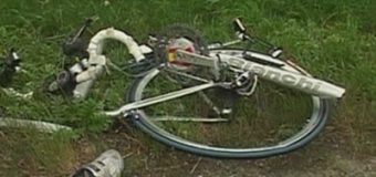 Biciclist accidentat mortal! Polițiștii au efectuat câteva împuşcături în anvelope pentru a opri automobilul