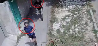 Sunt căutați de poliție! Doi tineri au jefuit 2 femei în plină stradă (video)