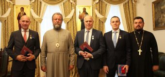 Diplomați din cadrul Ambasadei Austriei în Chișinău, decorați de Mitropolitul Vladimir (foto)