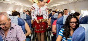 Air Moldova sărbătorește Ziua Independenței cu pasagerii săi: port național, plăcinte și vin (foto)