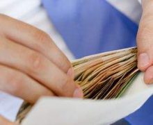 Dosarul mitei de 400 mii dolari: 2 persoane au fost plasate în arest preventiv pentru 30 de zile, iar a treia – sub control judiciar pentru 60 de zile