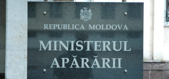 Ministerul Apărării: Persoane necunoscute au vandalizat, în această noapte, blindata de pe postamentul aflat în fața Brigăzii 1 Infanterie Motorizată „Moldova”